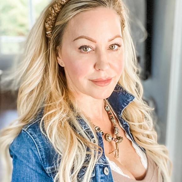 Meet Your Posher, Julie ❤️ Like this post to bookmark my closet! - Picture 1 of 1